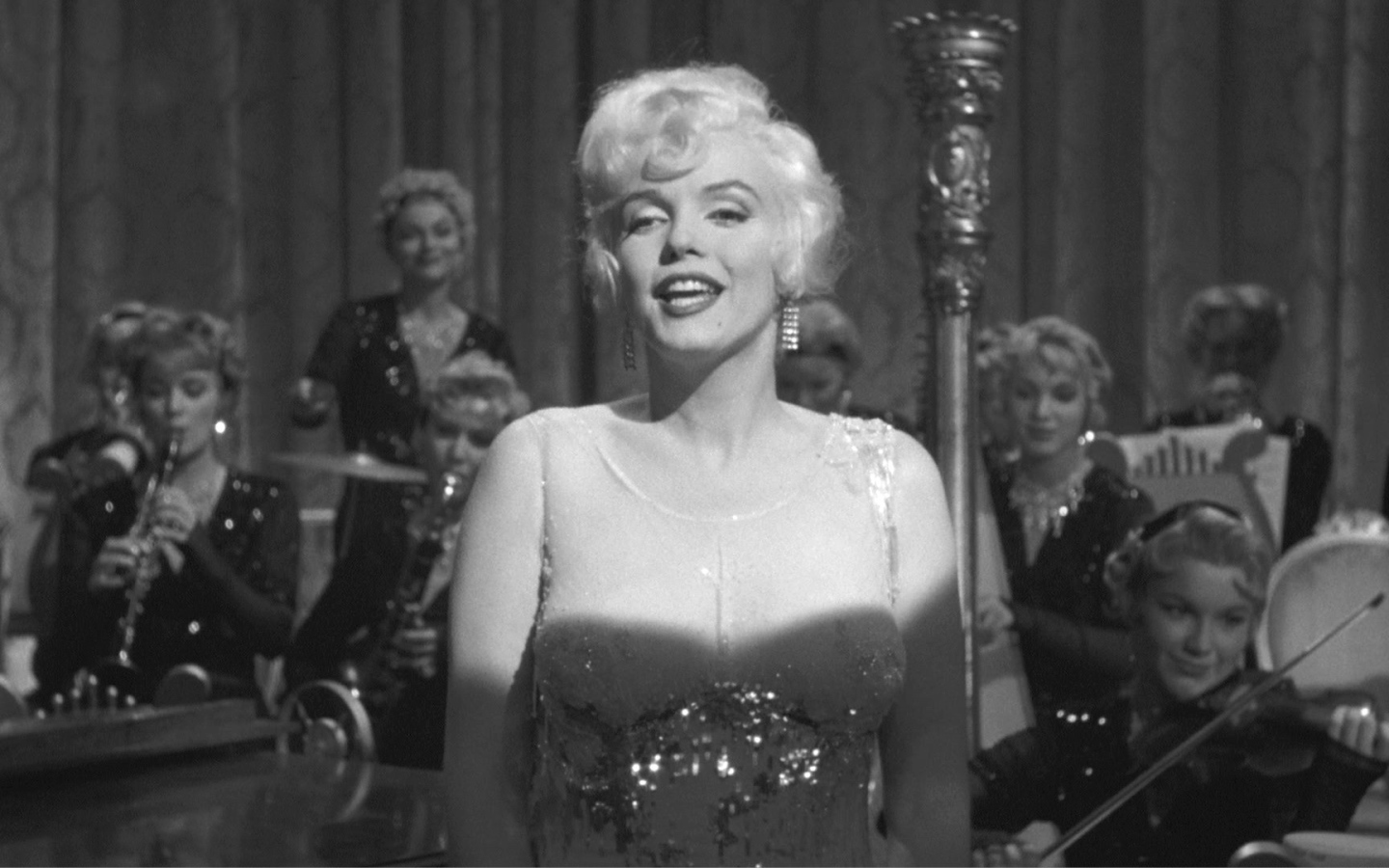 В джазе только девушки