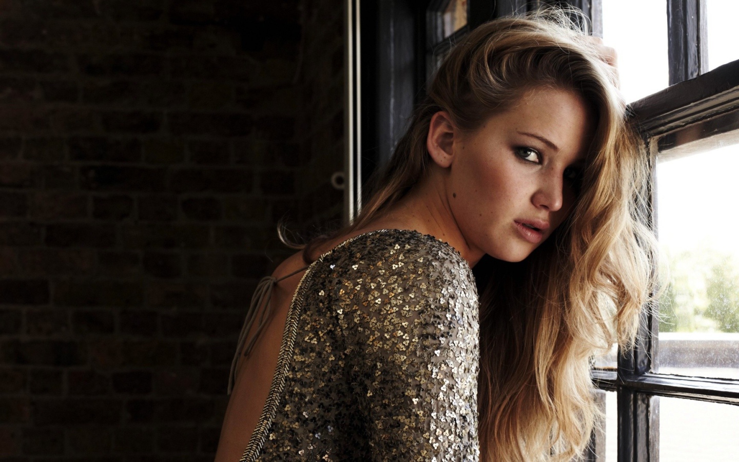 Дженифер у окна