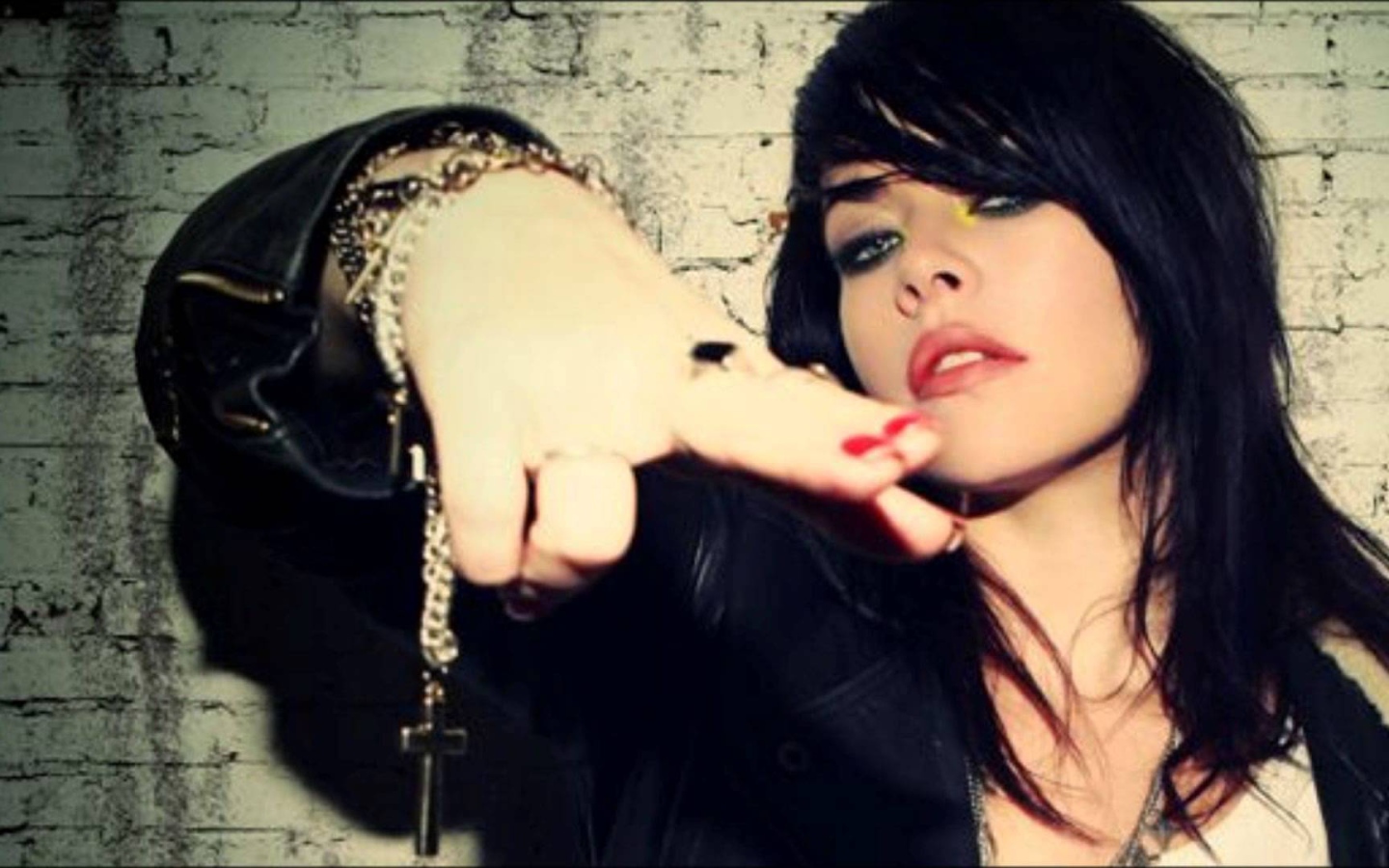 Alex Hepburn на фоне стены