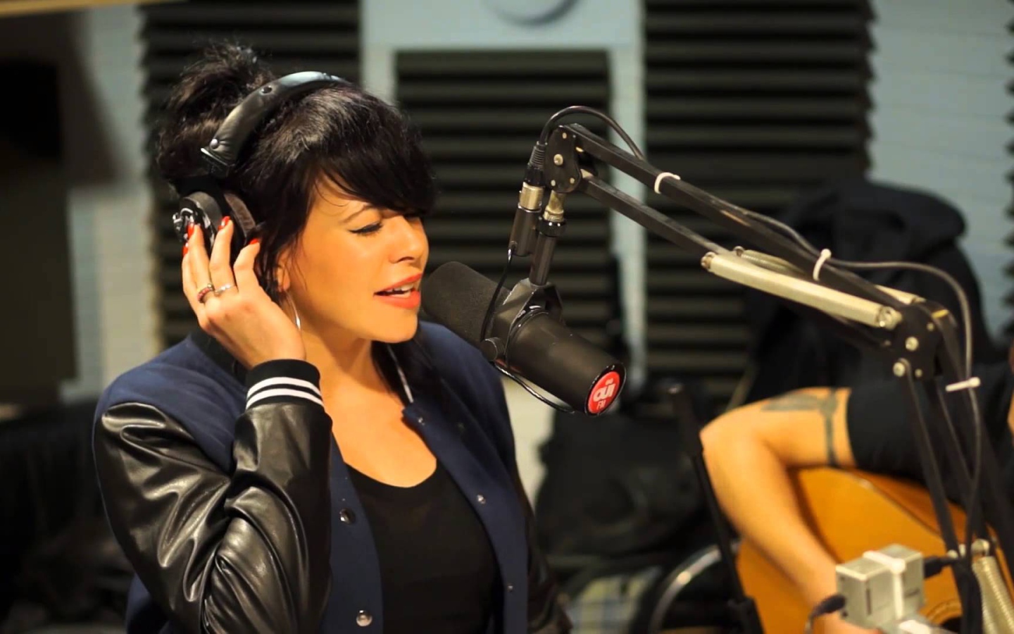 Alex Hepburn записывает трек