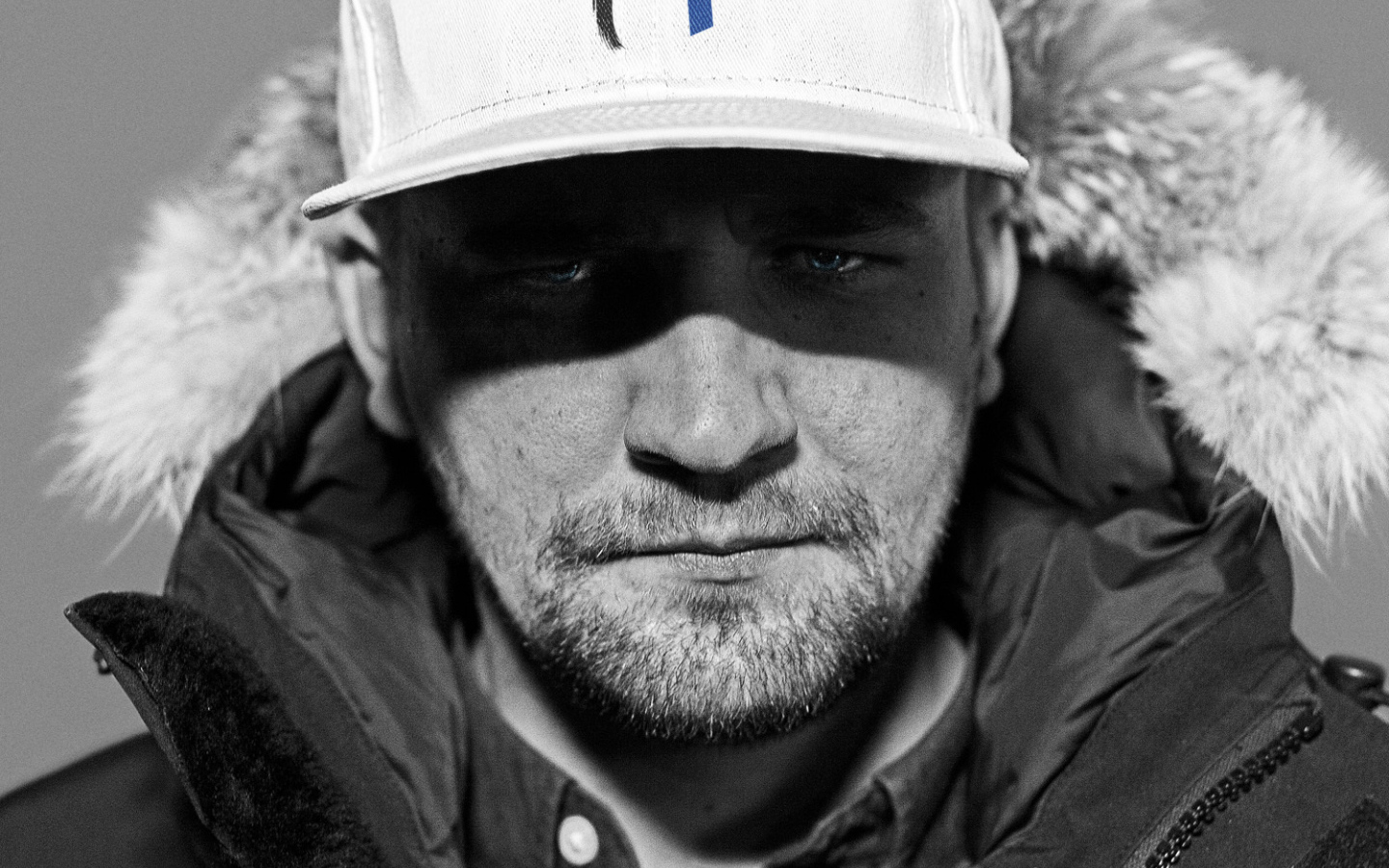 Баста в белой шапочке