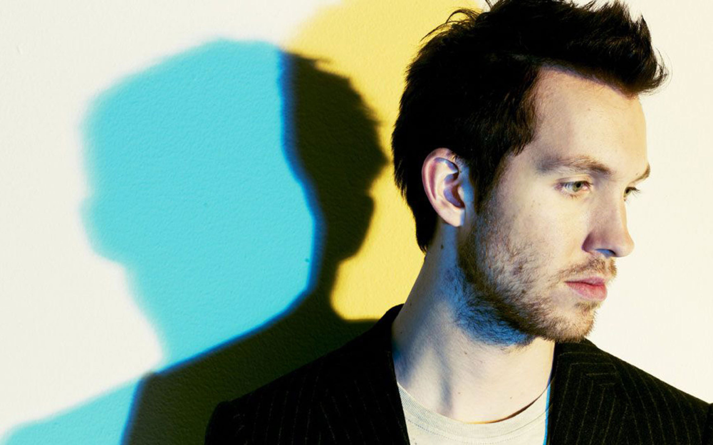 Calvin Harris на фоне цветных теней