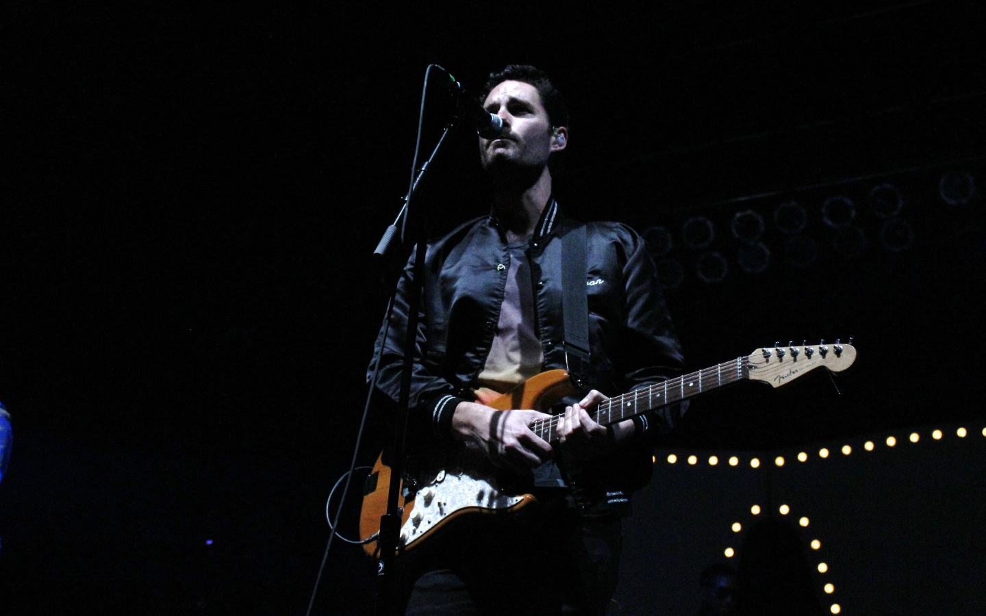 Фронтмен Capital Cities поет