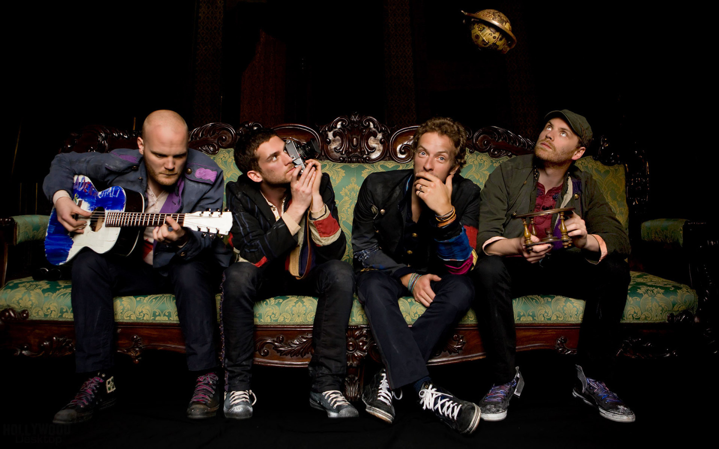 Coldplay сидит на диване