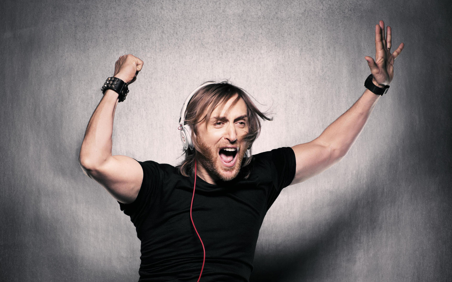 David Guetta в наушниках
