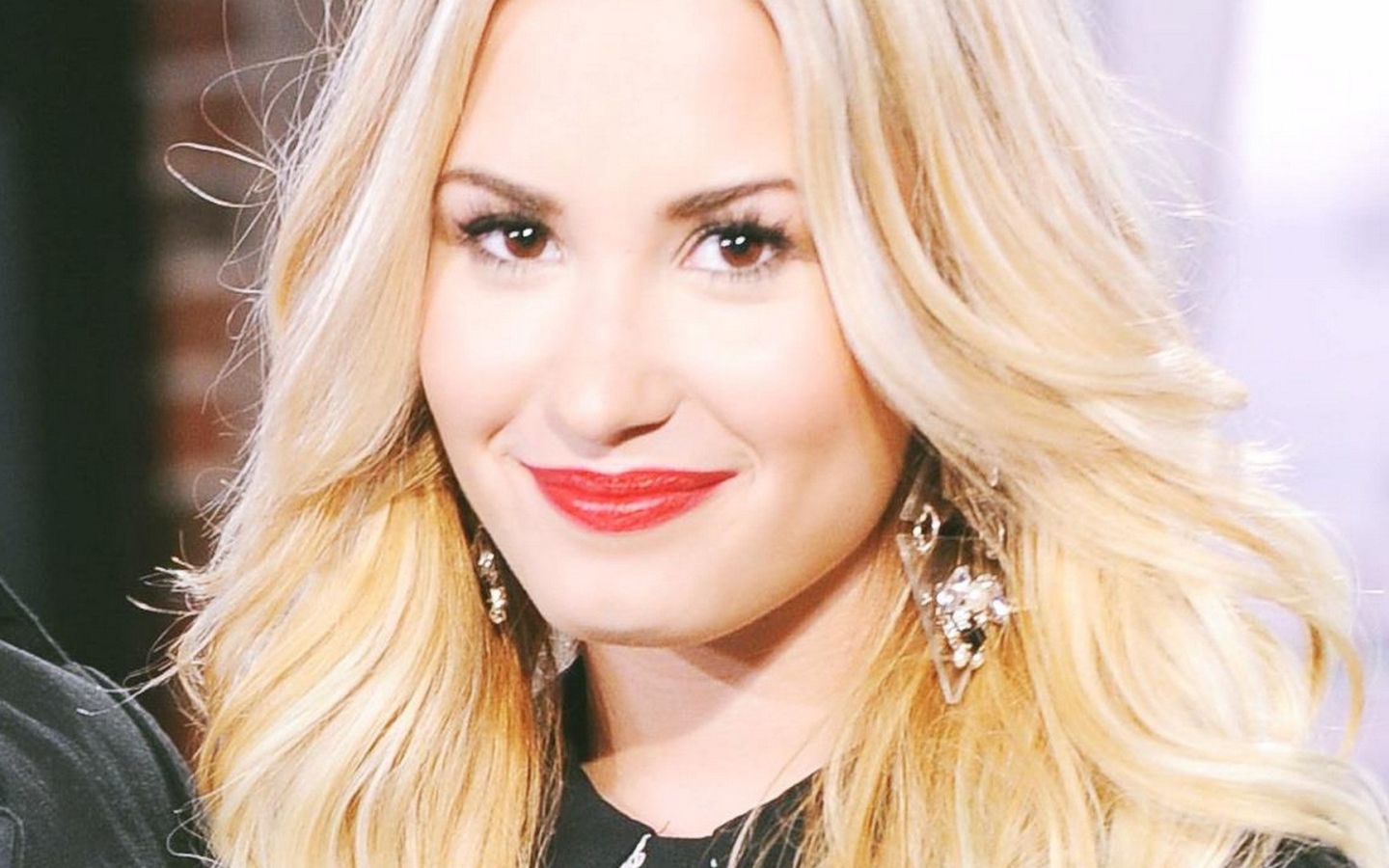 Demi Lovato улыбается