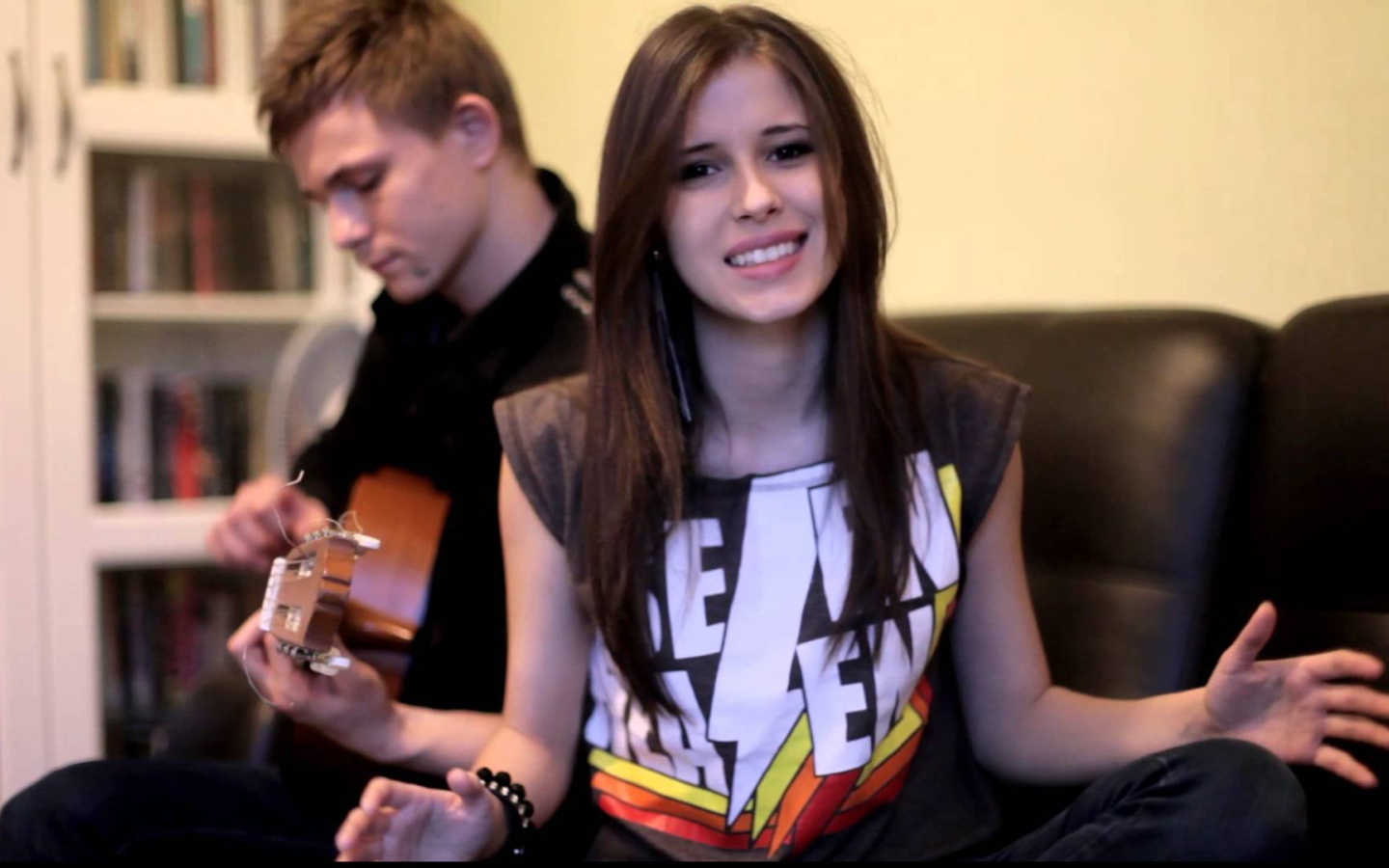 Эльвира Т поет под гитару