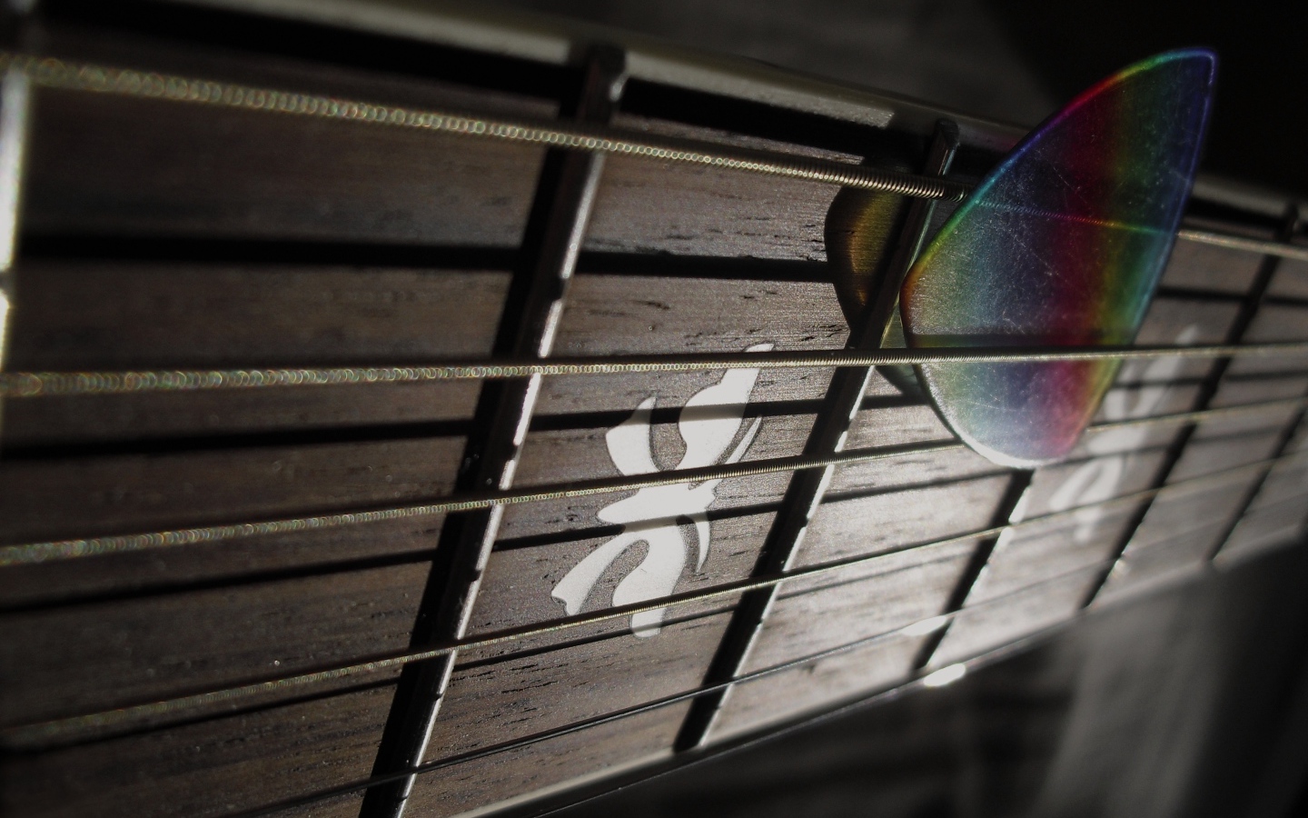 Гриф гитары с медиатором