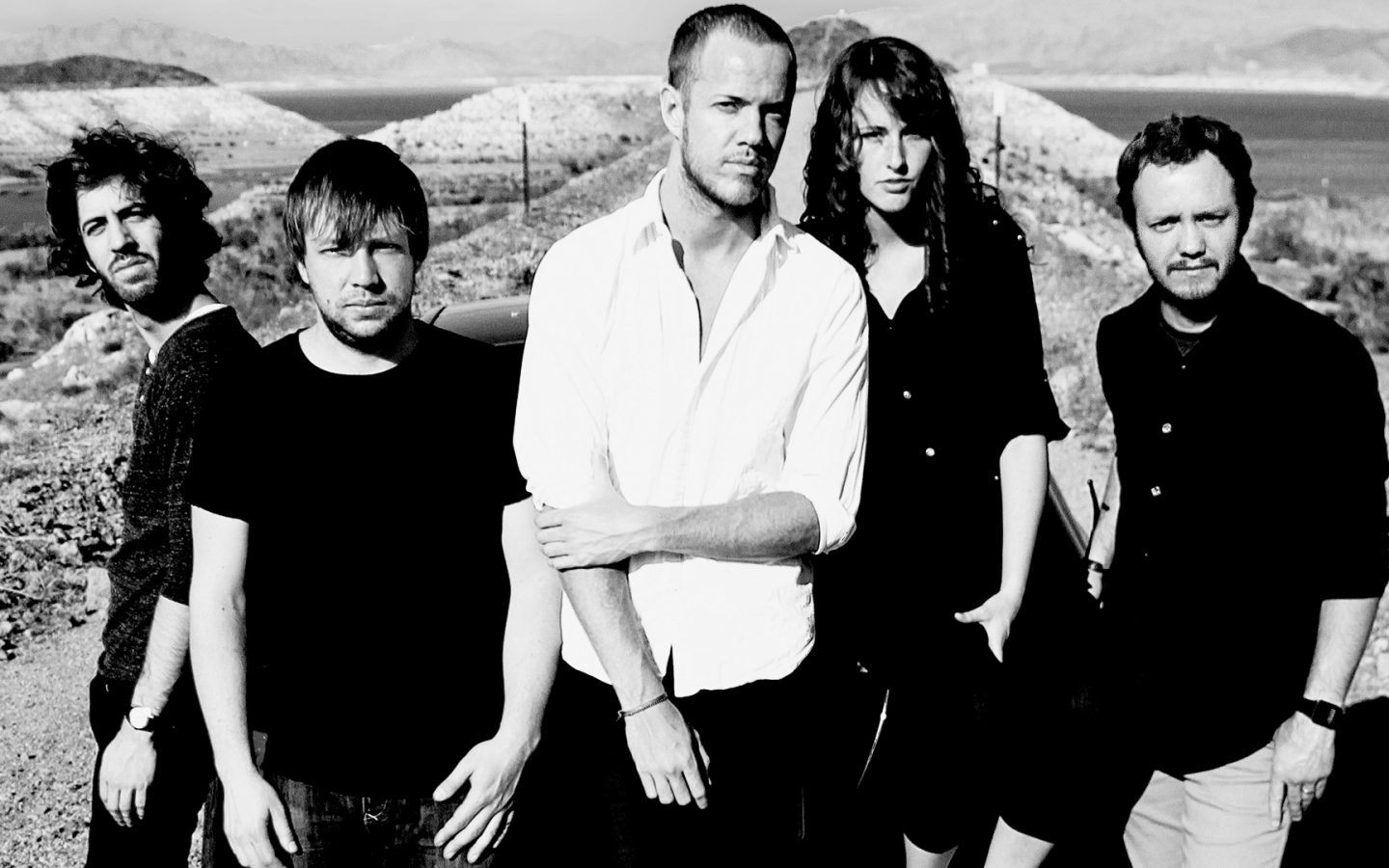 себе дракона: вся группа в пустыне