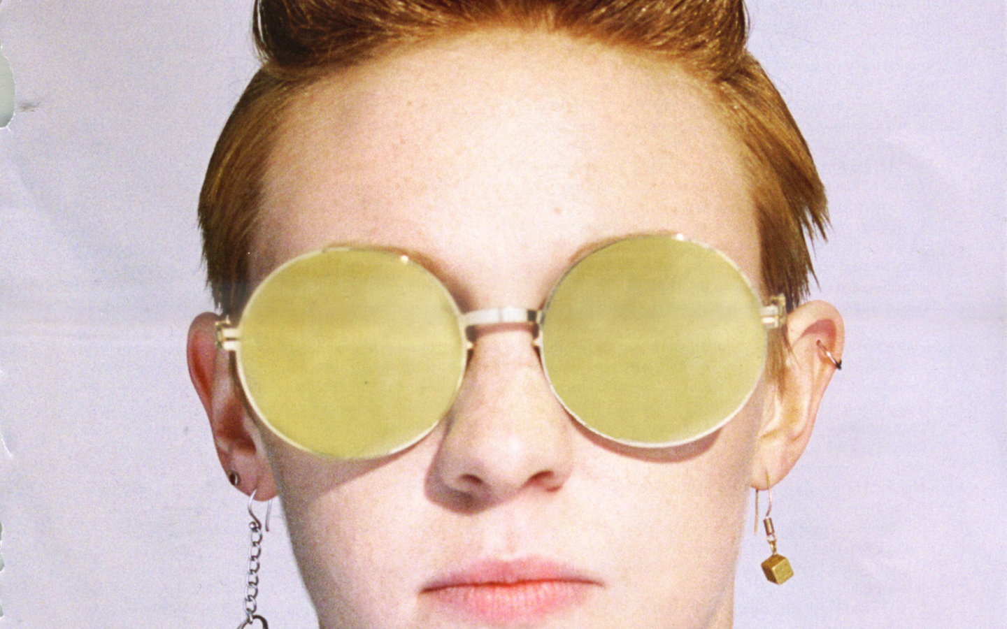 La Roux в желтых очках