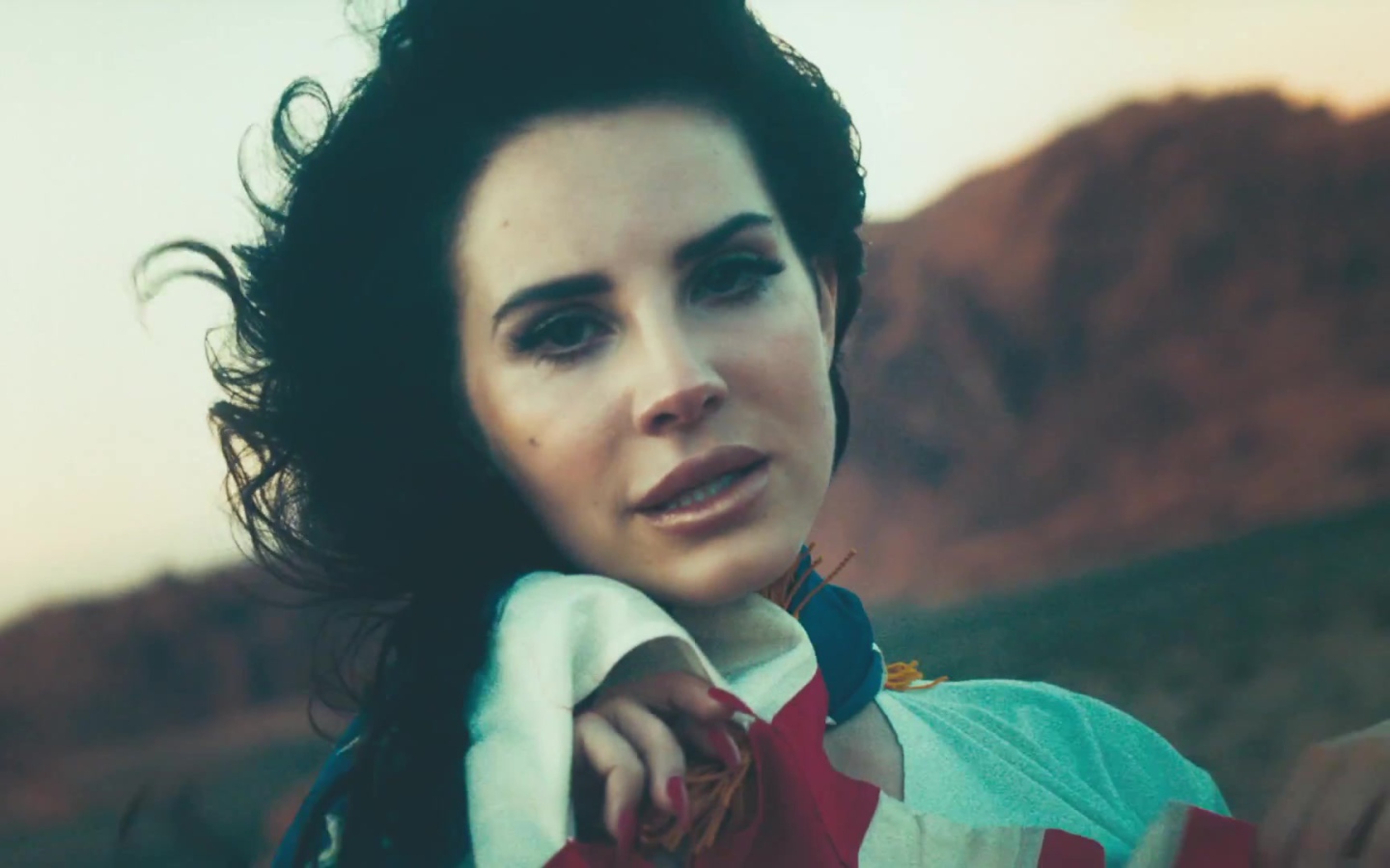 Lana Del Rey на ветру