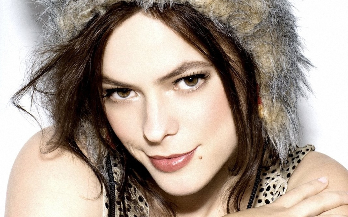 Ленка улыбается