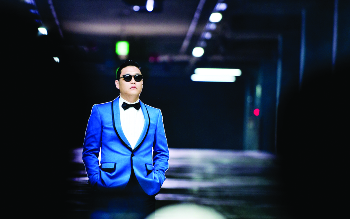 PSY в голубом костюме