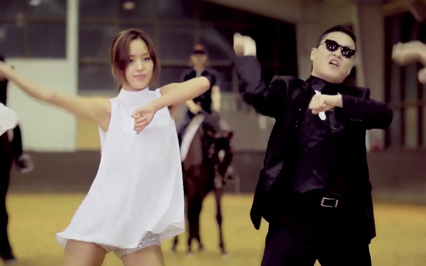 PSY танцует с девушкой