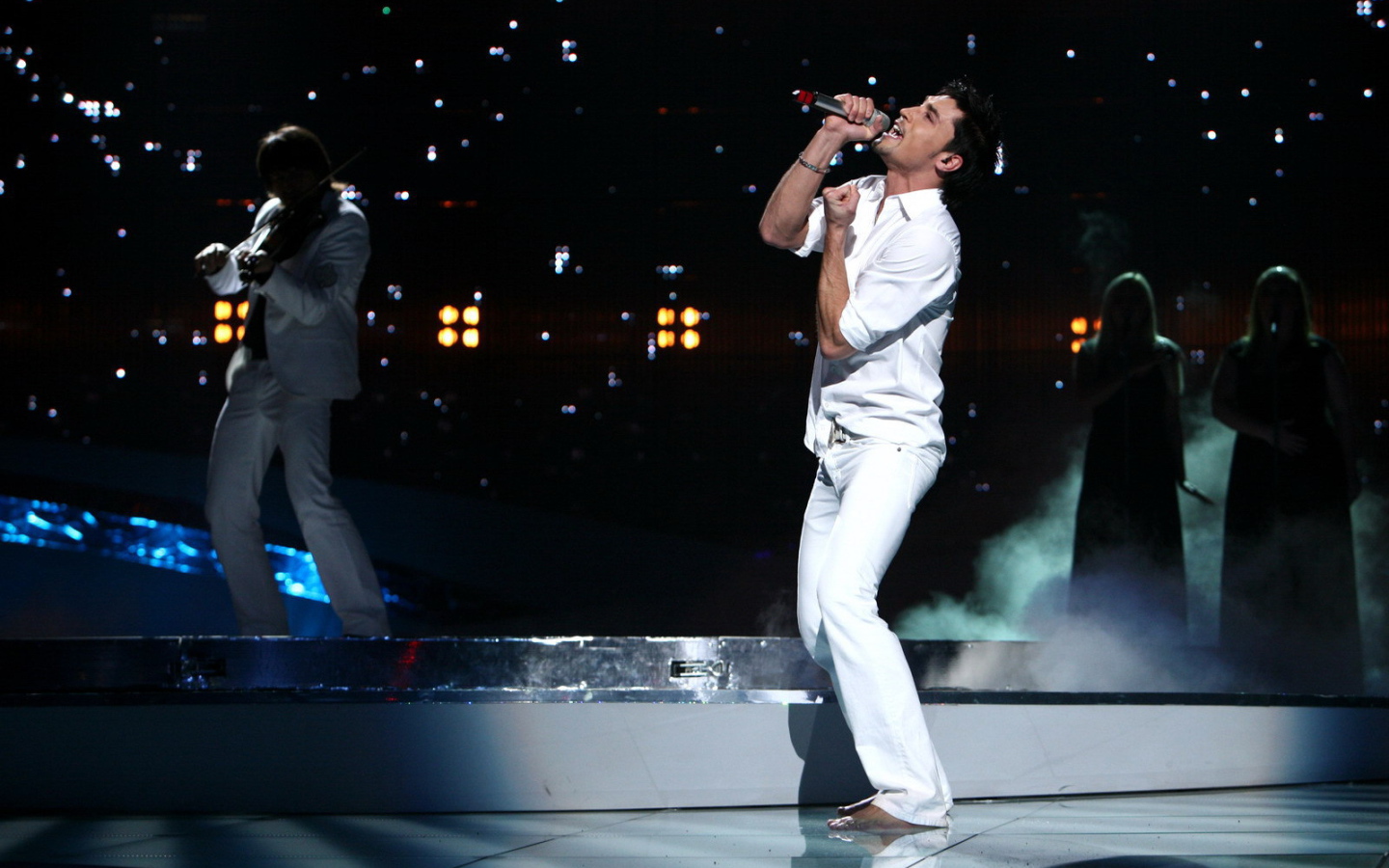 Исполнитель Дима Билан на концерте