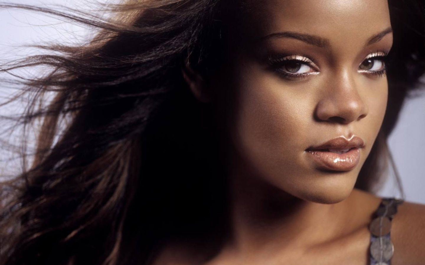 Rihanna под действием ветра