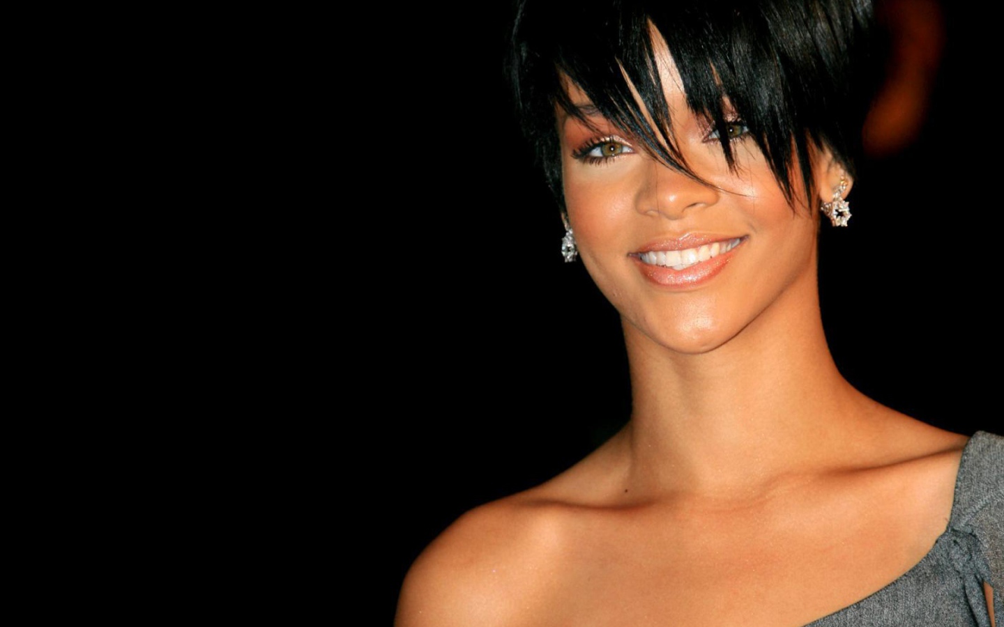  Rihanna с милой улыбкой