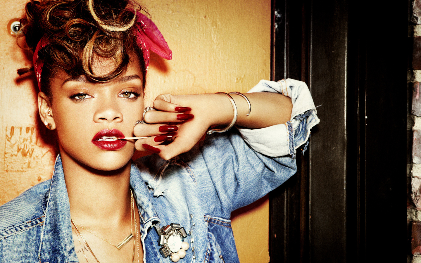 Rihanna с разноцветными волосами