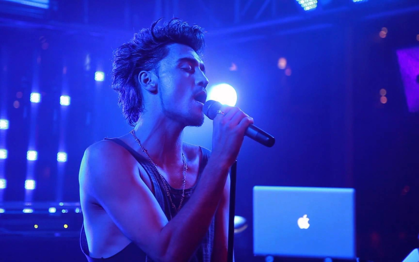 Певец Дима Билан поет песню Малыш