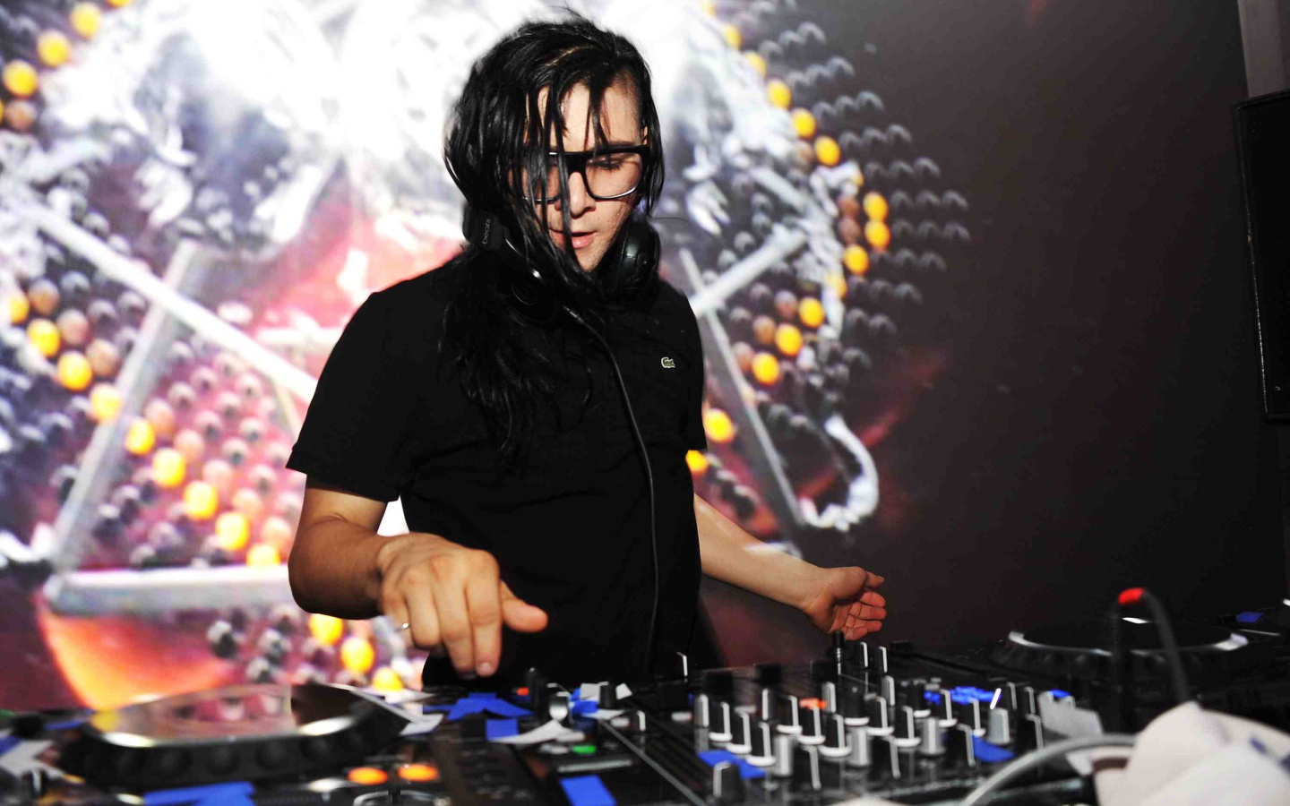 Skrillex играет новые треки