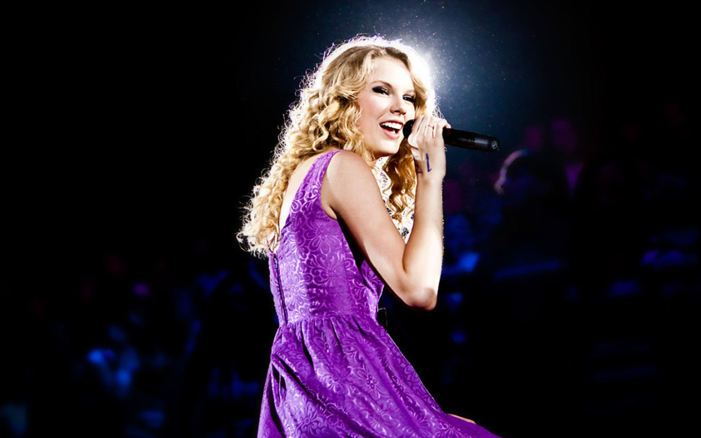 Taylor Swift поет