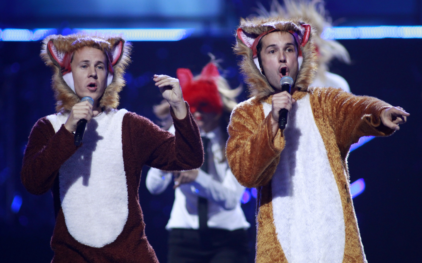 Певец Ylvis исполняет песню What does the fox say