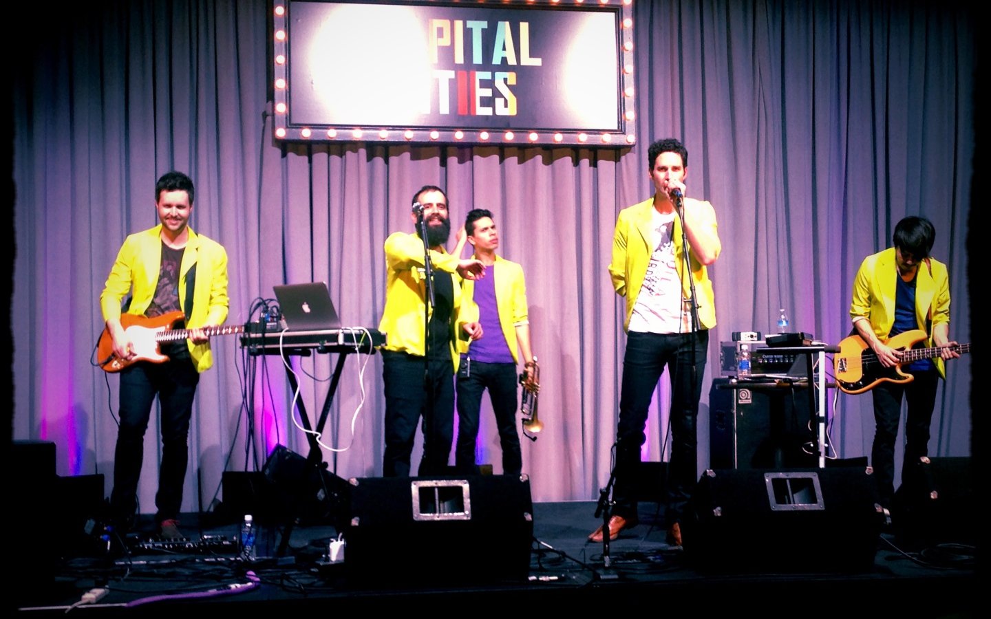 Capital Cities выступают