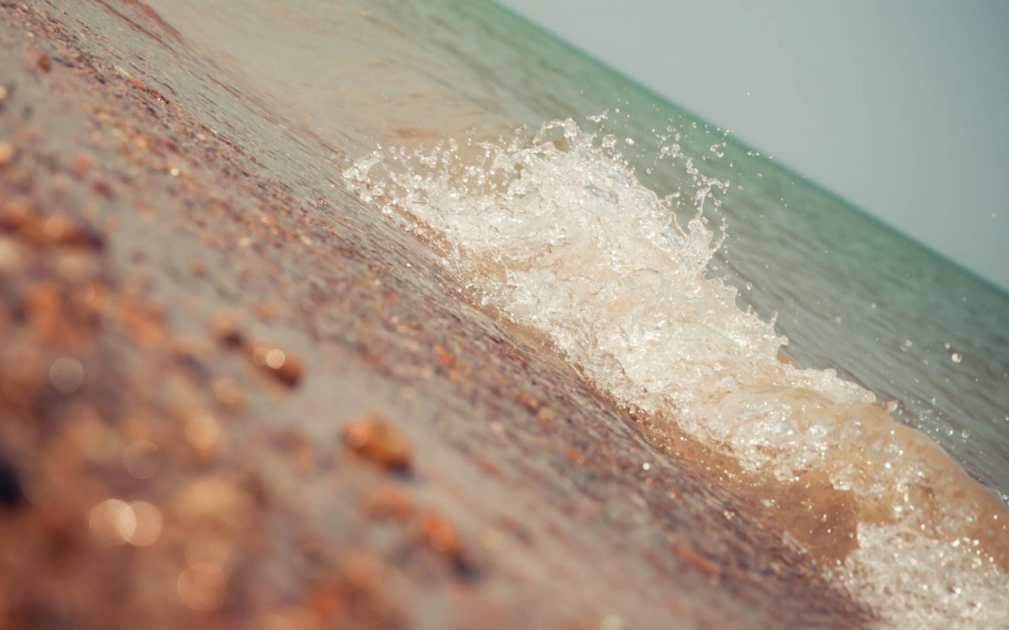 Волна у пляжа