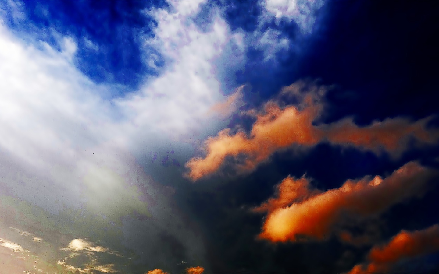 Белые и желтые облака