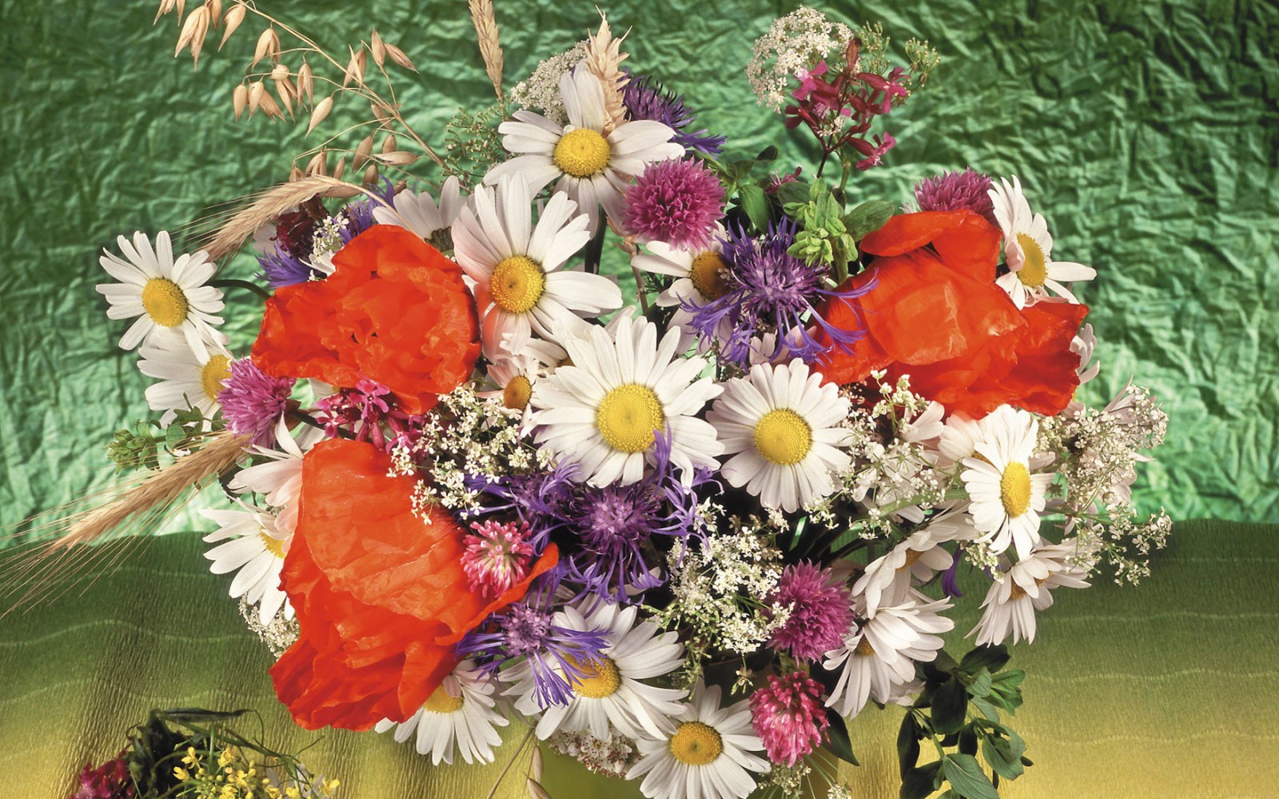 Букет из ромашек и других цветов