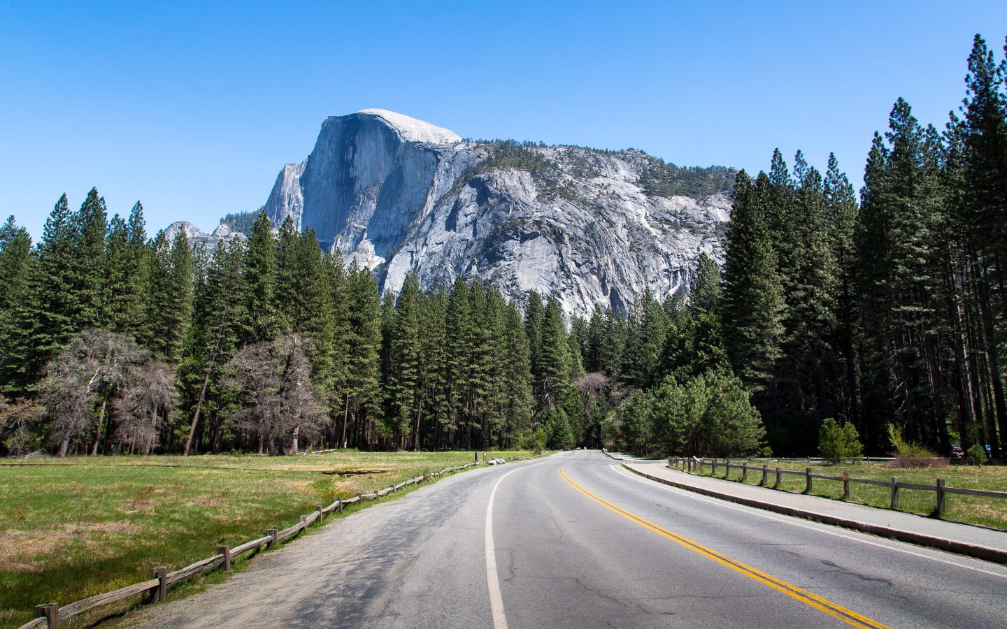 Пейзаж с горной дорогой
