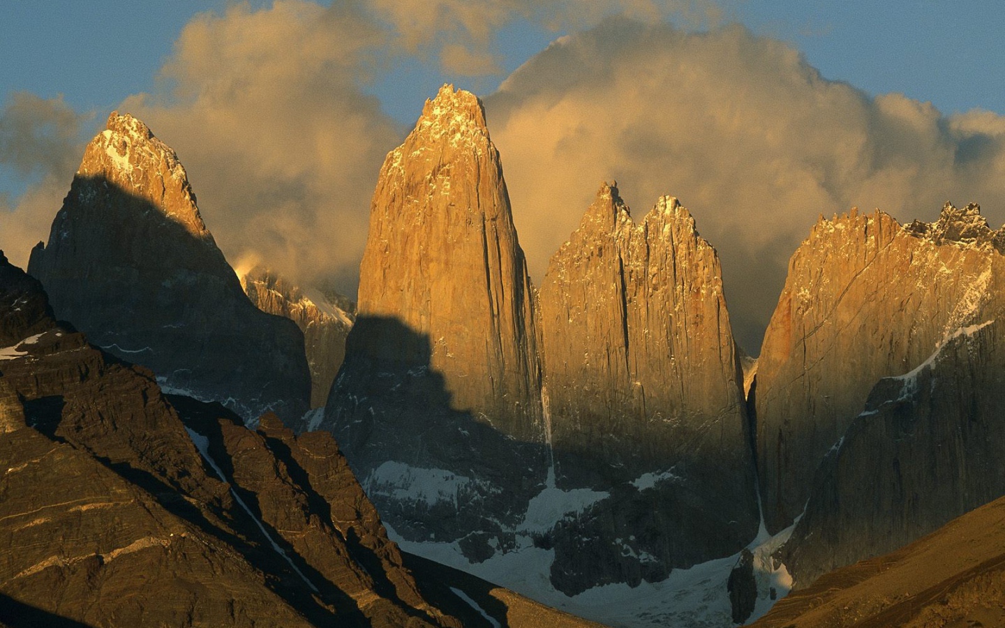 Скалы освещенные солнцем