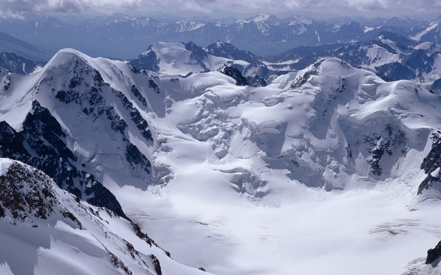 Снег сползает с гор
