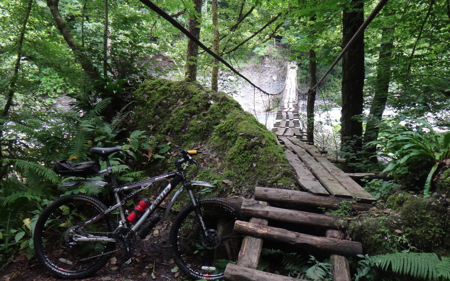 Велосипед оставлен у моста