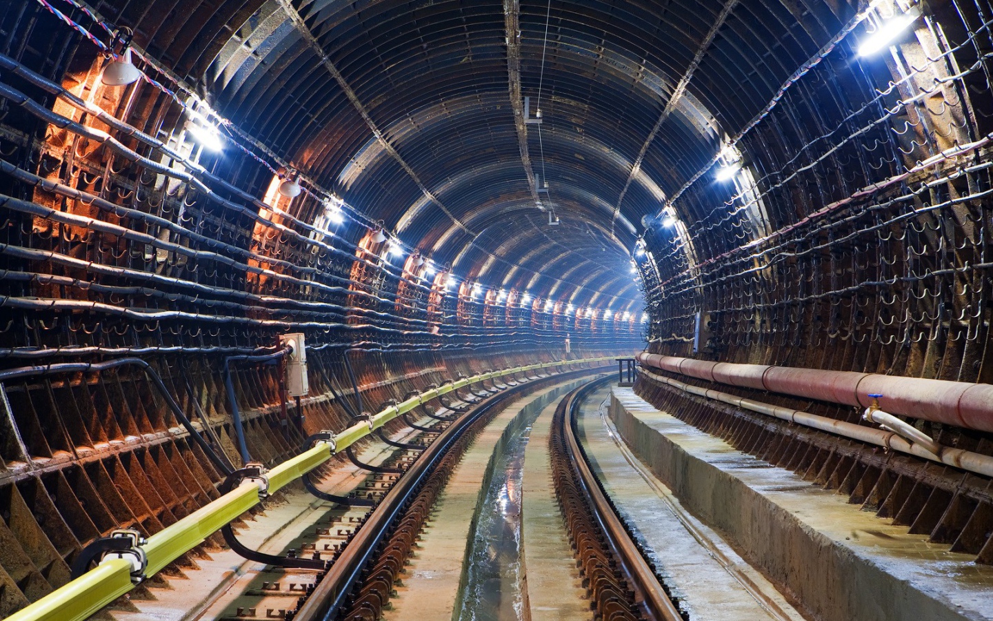 Тоннель метро