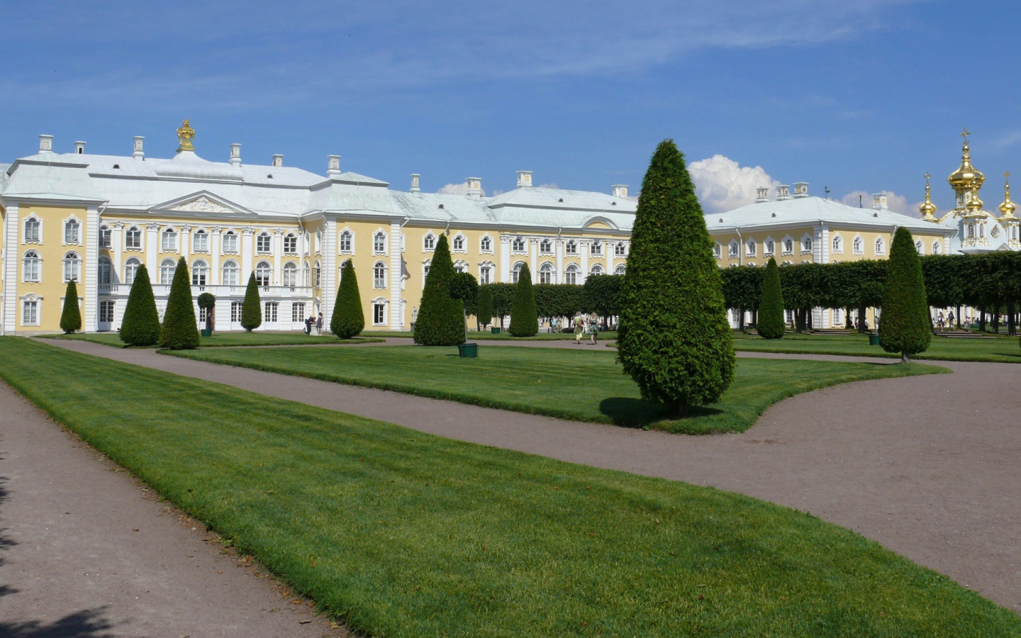 Красиво подстриженные деревья