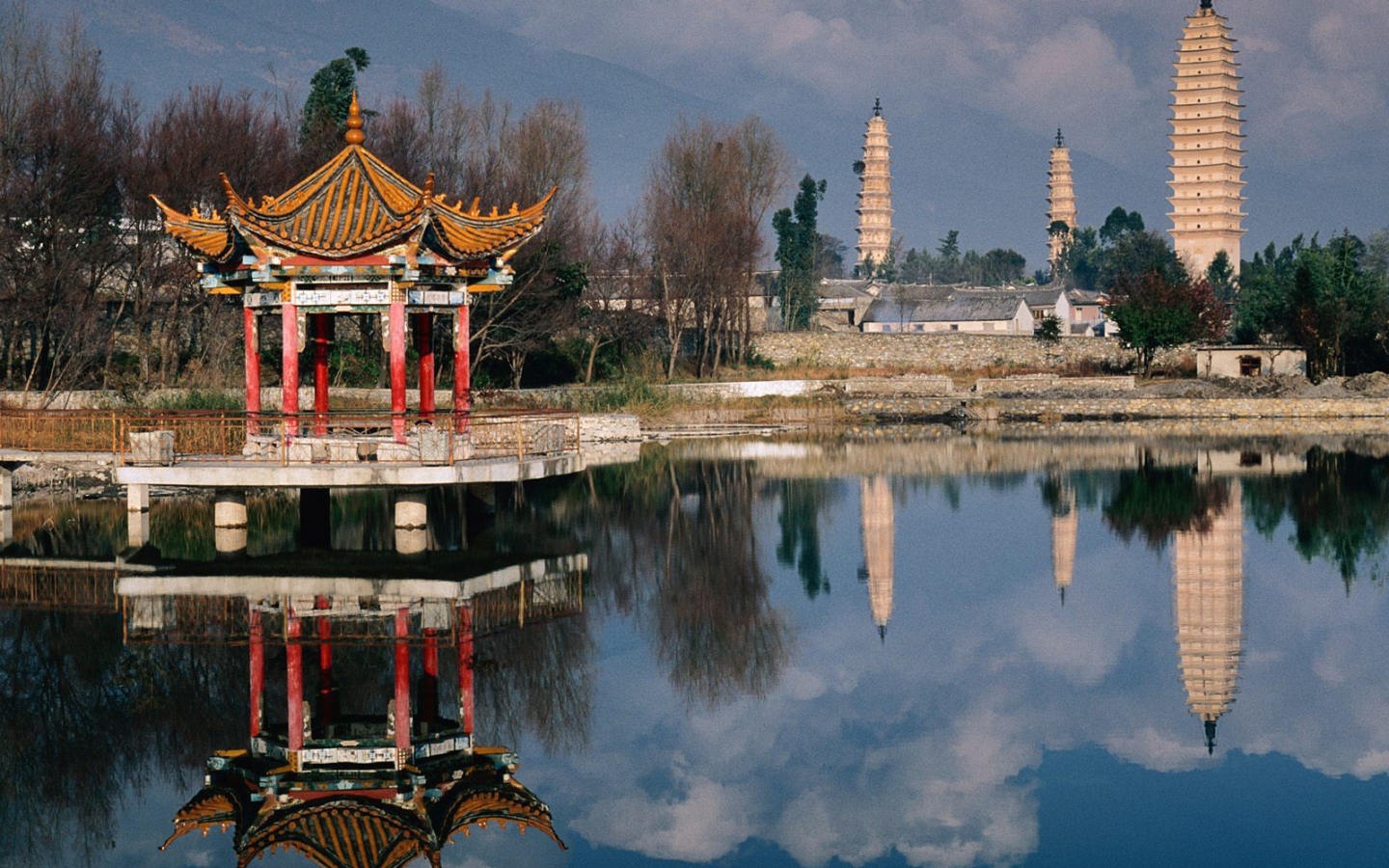 Азиатский пейзаж с пагодами