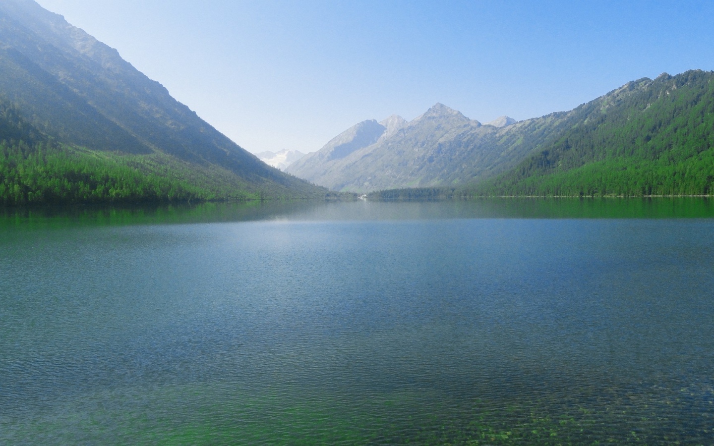 Горный пейзаж с озером и лесом