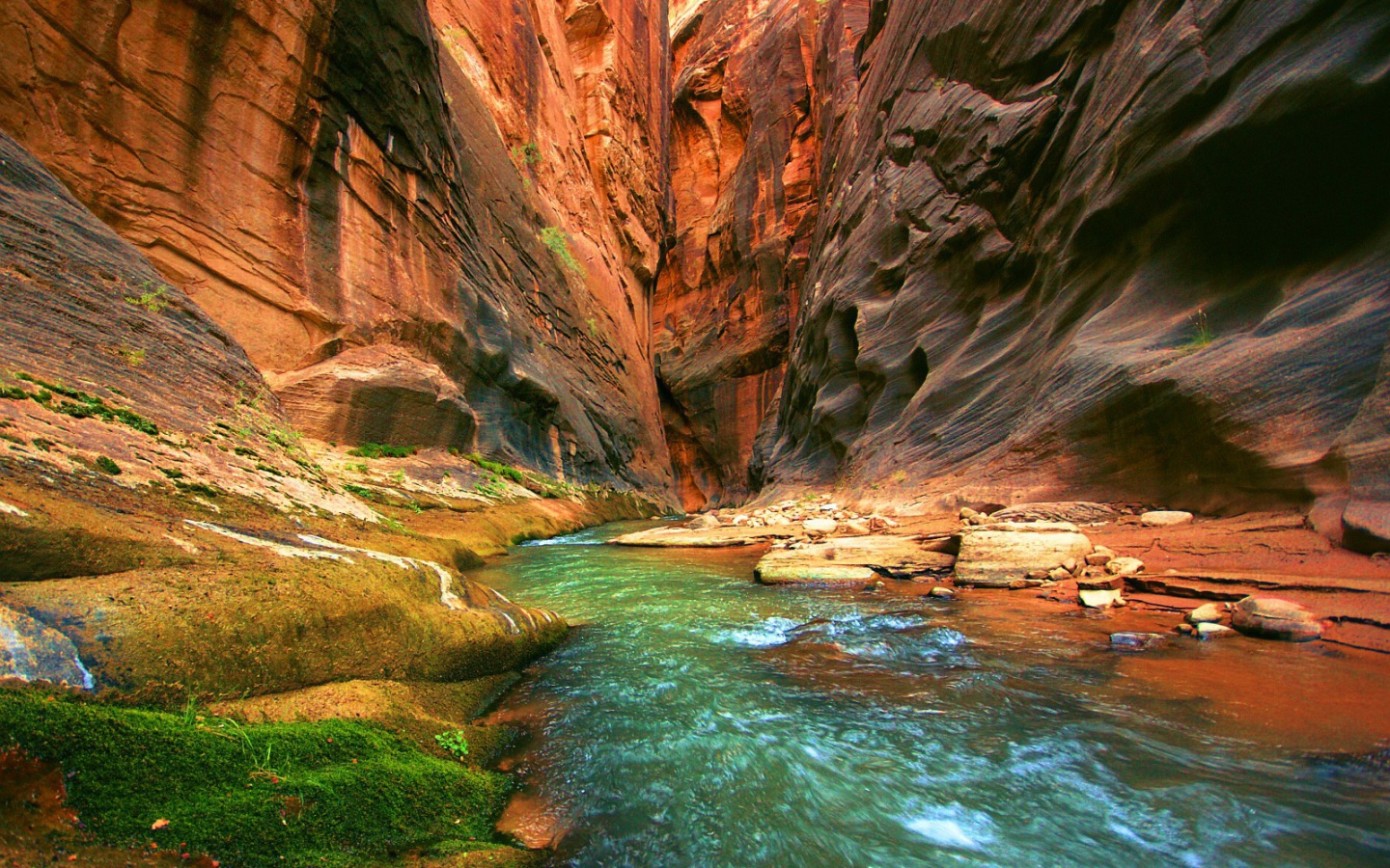 Река течет по ущелью