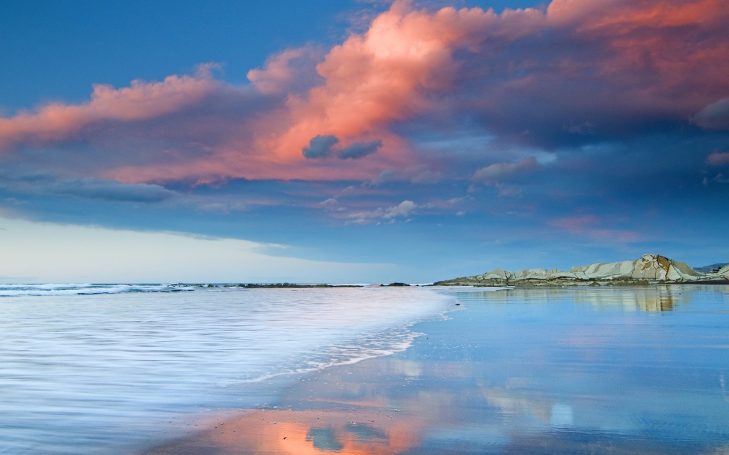 Красивые облака  над морем