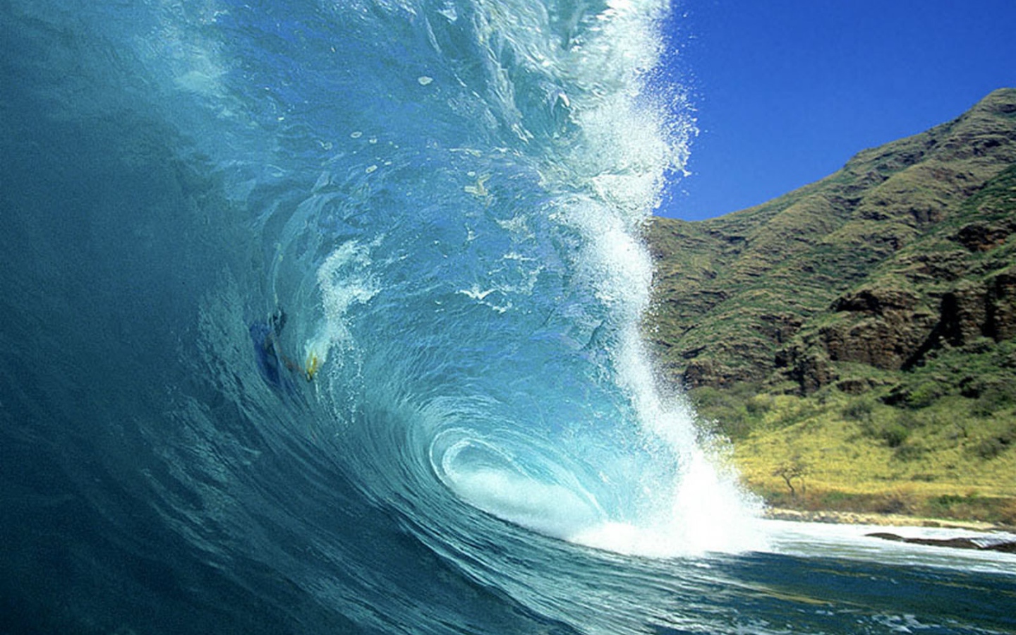 Человек в волне