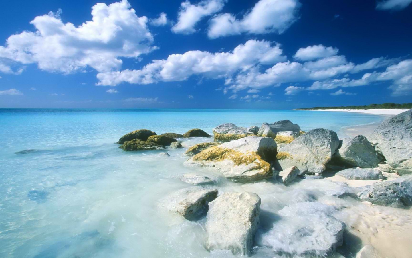 Каменистый берег и синее море