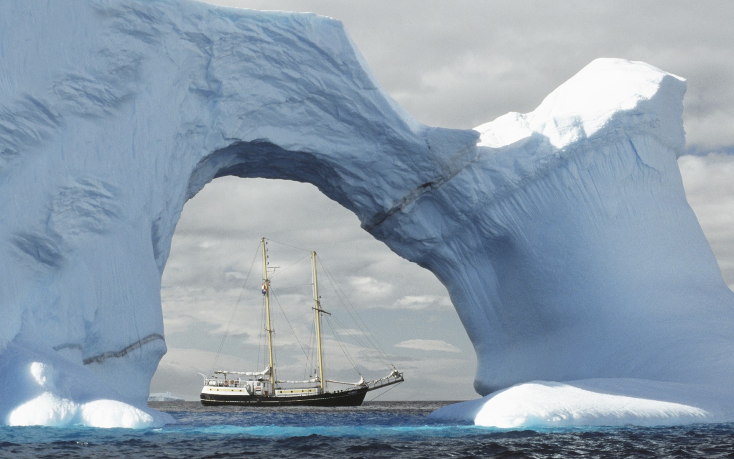 Корабль в Антарктиде