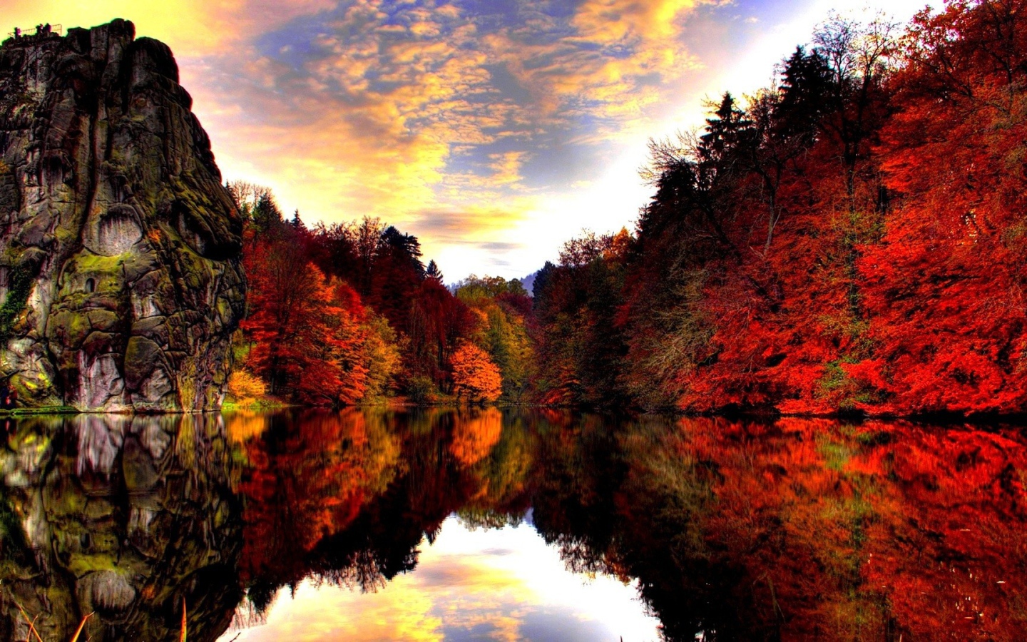 Красочная осень у горного озера