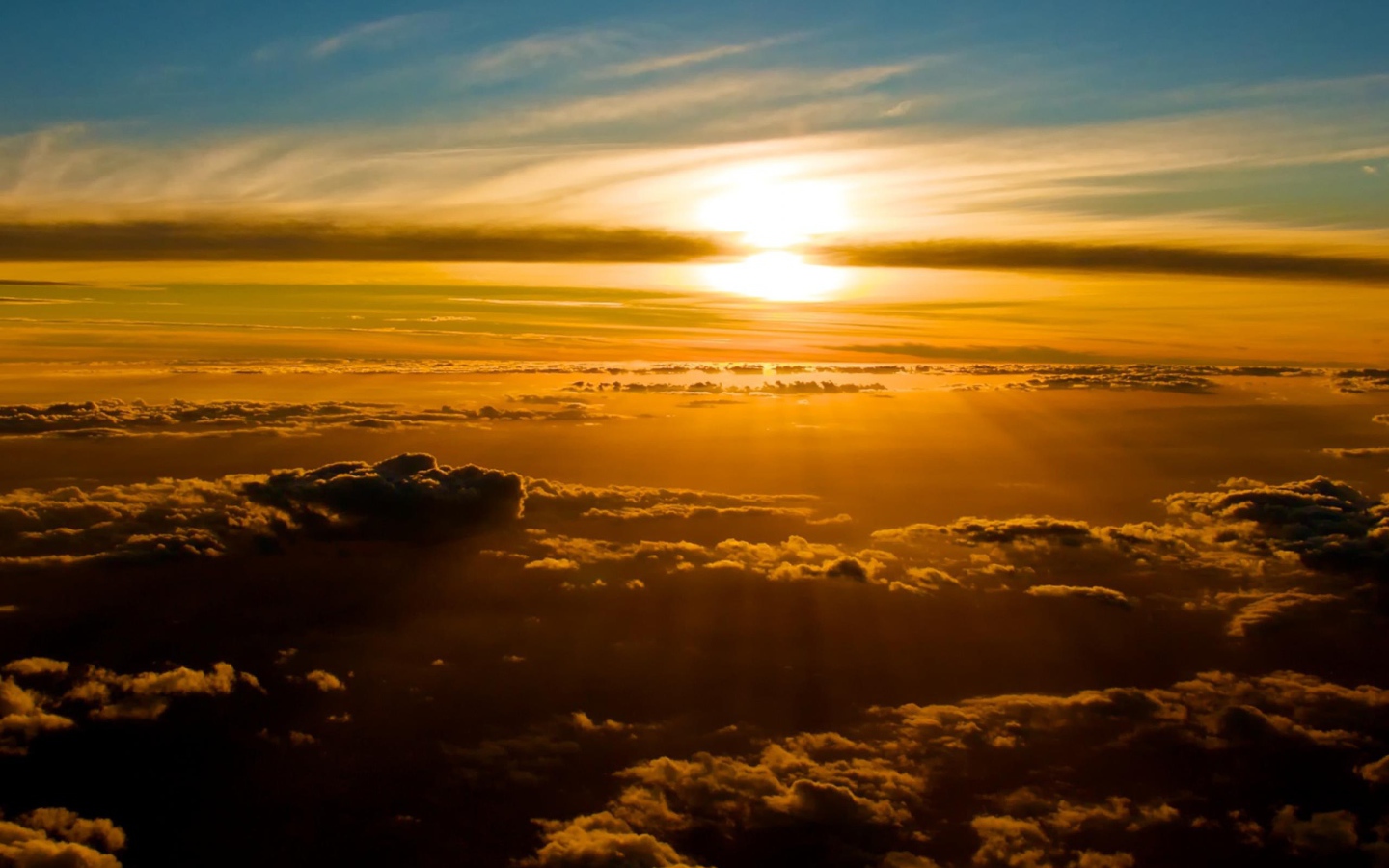 Золотой закат над облаками