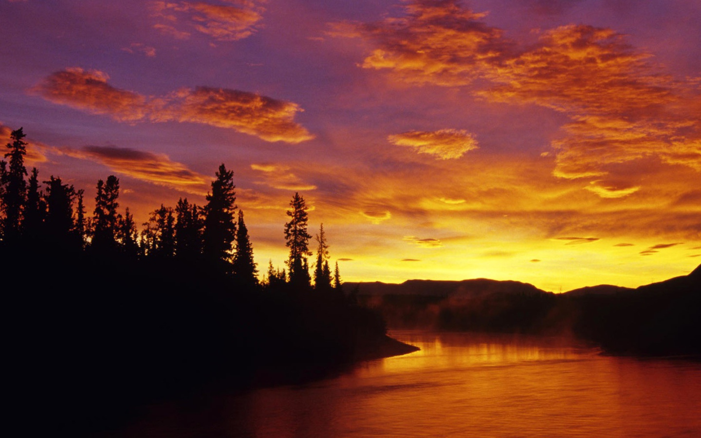 Красный закат на реке