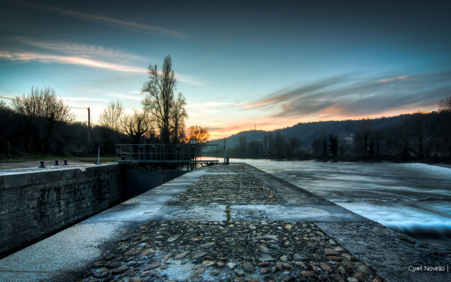 Закат на реке