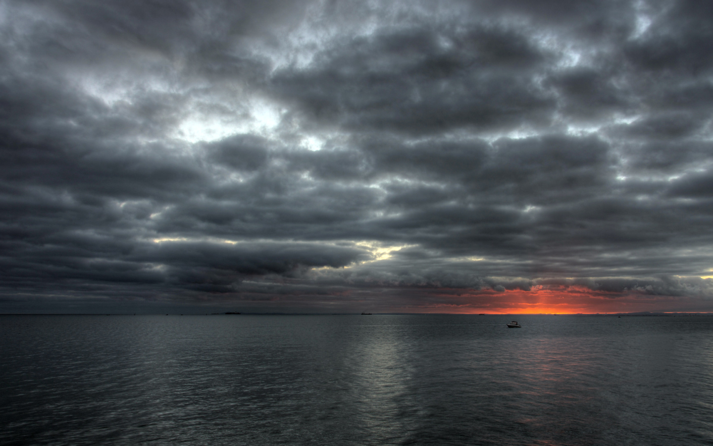 Лучи солнца на облачном небе