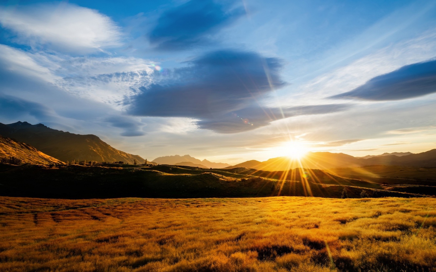 Солнце заходит за гору