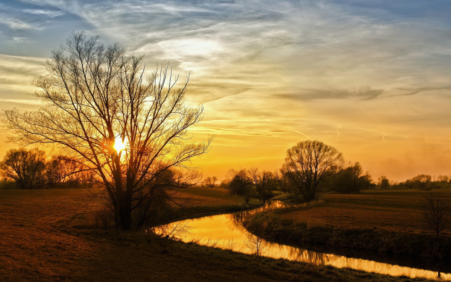 Закат над полем и рекой